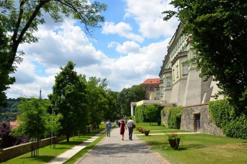 Zahrady Pražského hradu nabízejí pestrou mozaiku. Včetně působivých vyhlídek a Jeleního příkopu